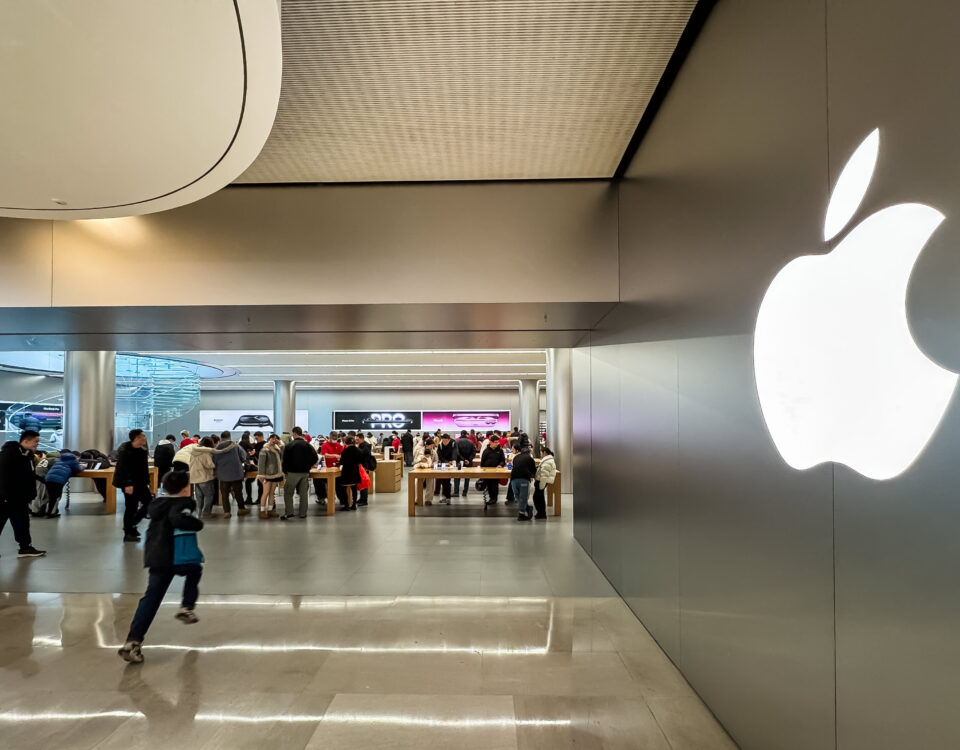 Navigating Today's Market: Stock Insights & Forecasts for Tech Giants